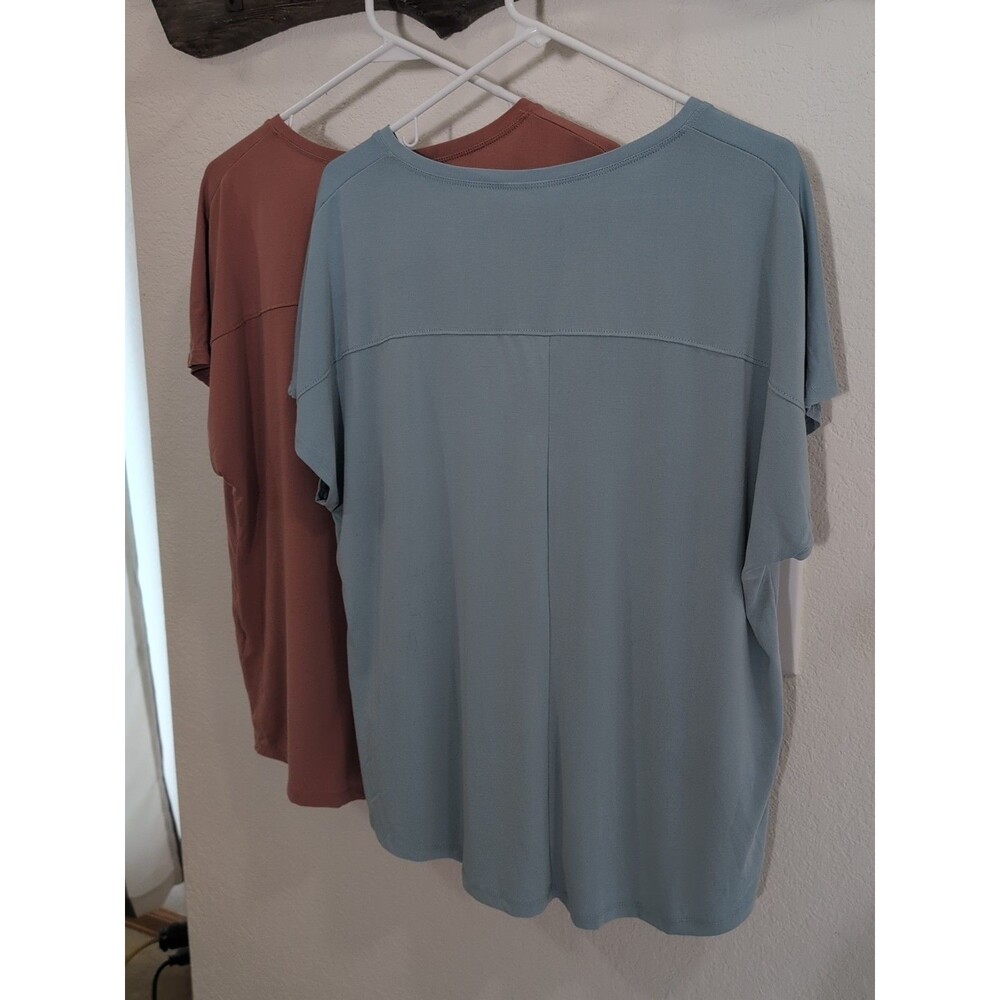 32 Degrees Cool Women's V-Neck Athletic Shirts XL Light Blue & Dusty Pink Set - Picture 2 of 5